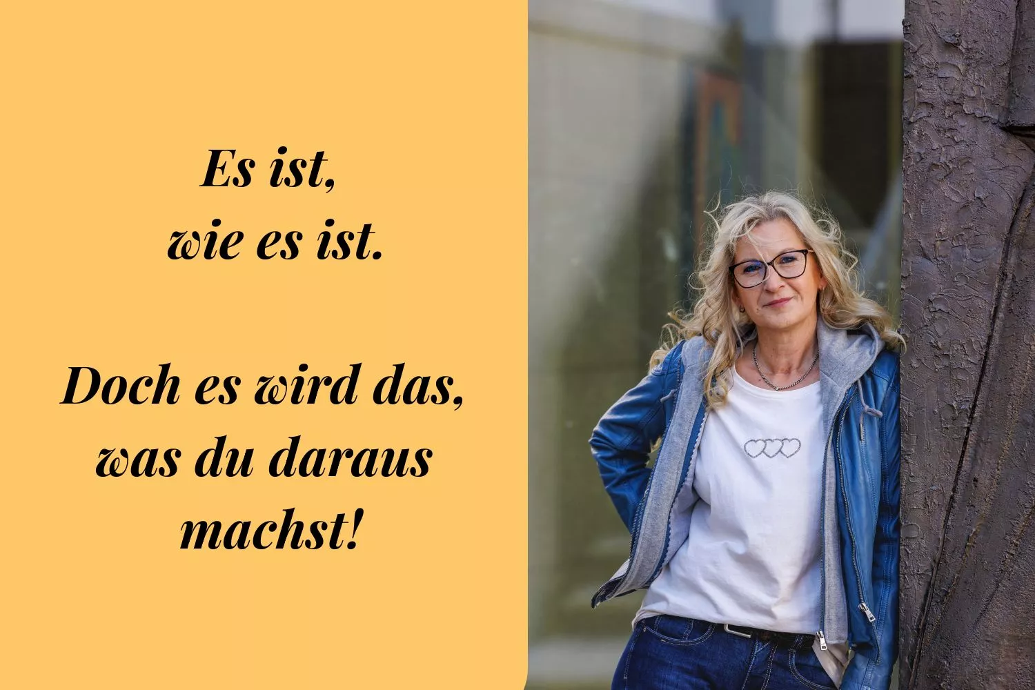 Karin lehnt an der Wand und schaut geradeaus.
