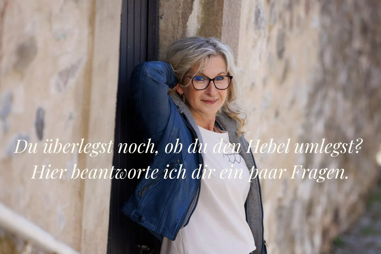 Karin schaut dich an, die linke Hand hinter ihrem Kopf