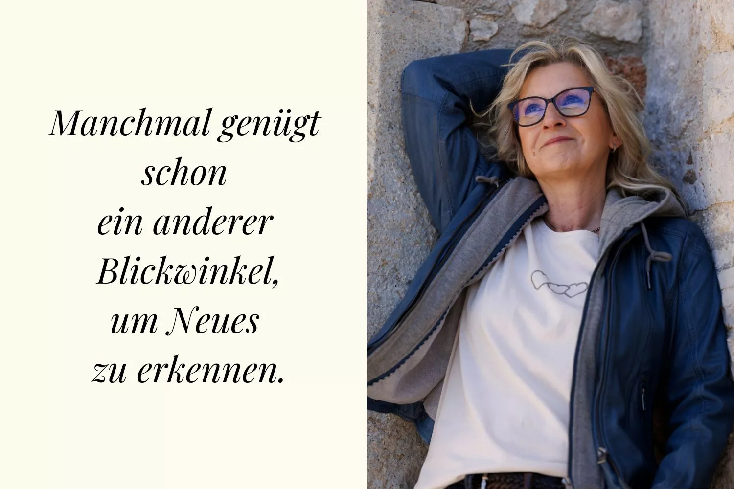 Karin lehnt an einer Wand und schaut nach rechts oben 