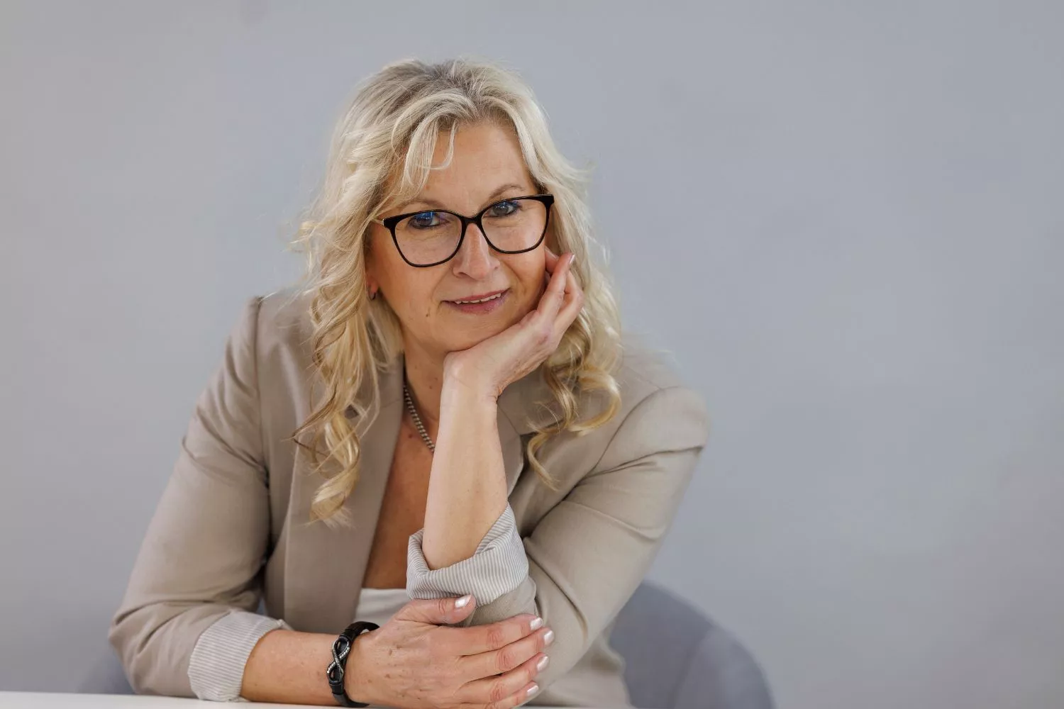 Karin hat die Hand am Kinn und schaut dich an