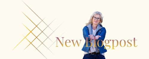 Bild mit Karin, sie neigt den Kopf und hält die Hände einladend nach vorne. 